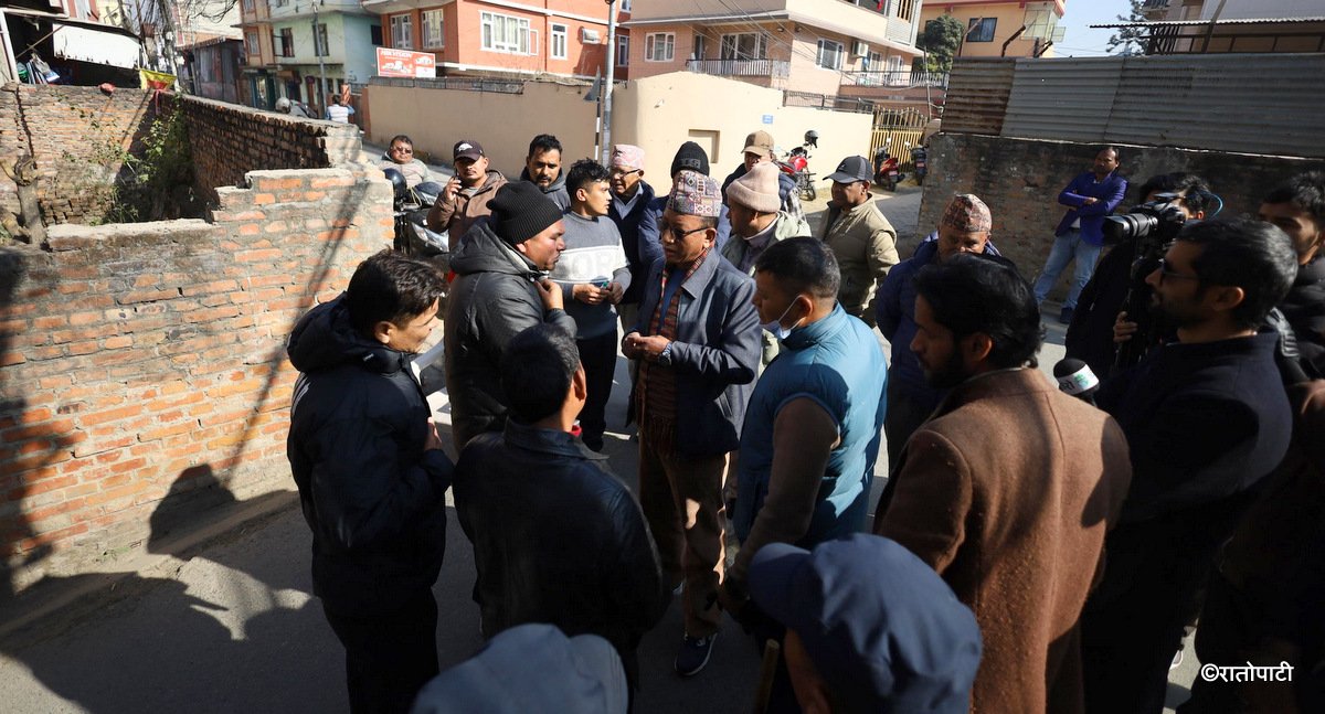   पार्टी कार्यालयमा प्रवेश नपाएपछि कांग्रेस कार्यकर्ता आक्रोशित