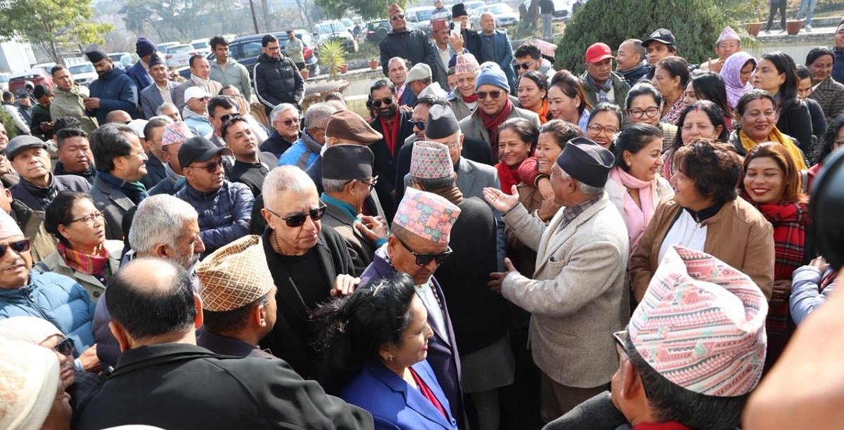   देउवा पक्षका नेताहरू निर्वाचन आयोगमा, आयोग घेर्ने तयारीमा तरुण दल