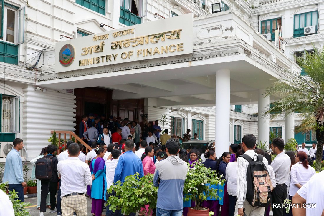 Contract Employees Protest Government's Outsourcing Plan