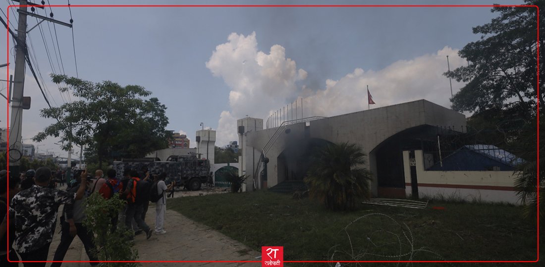   संसद् भवनको गेटमा आगजनी, तस्बिरहरू