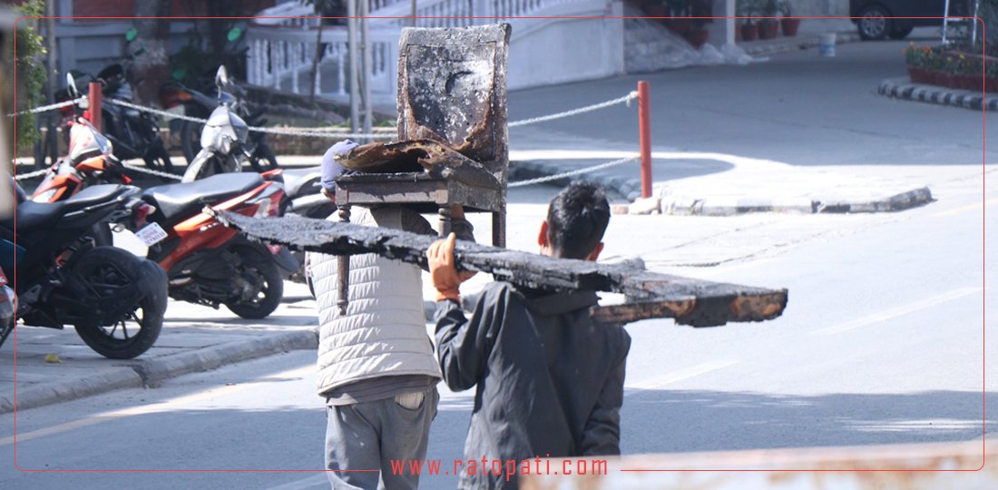 खानेपानी मन्त्रालयमा आगलागीबाट जलेका सामानहरू निकालिँदै (तस्बिरहरू)