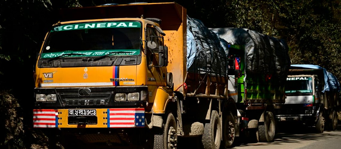   तस्बिरमा हेर्नुहोस्  बञ्चरेडाँडा जाने बाटाेमा रोकिएका फोहोर बोकेका गाडी