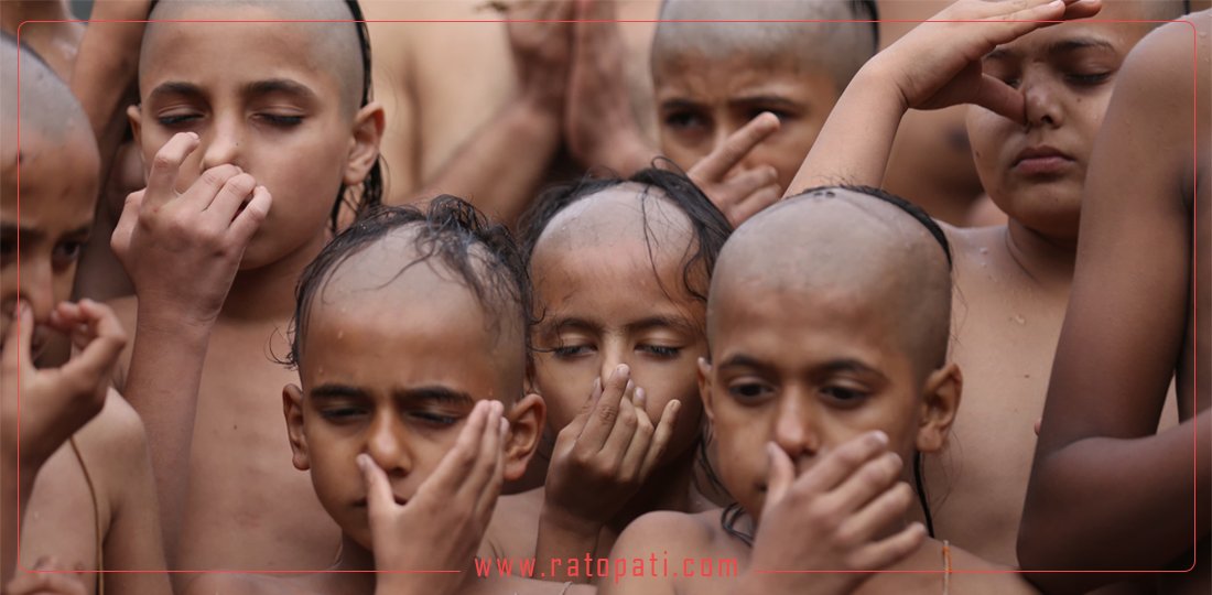 जनै पूर्णिमामा पशुपति क्षेत्रस्थित राम मन्दिरमा पूजाआजा गर्दै बटुक (तस्बिरहरु)