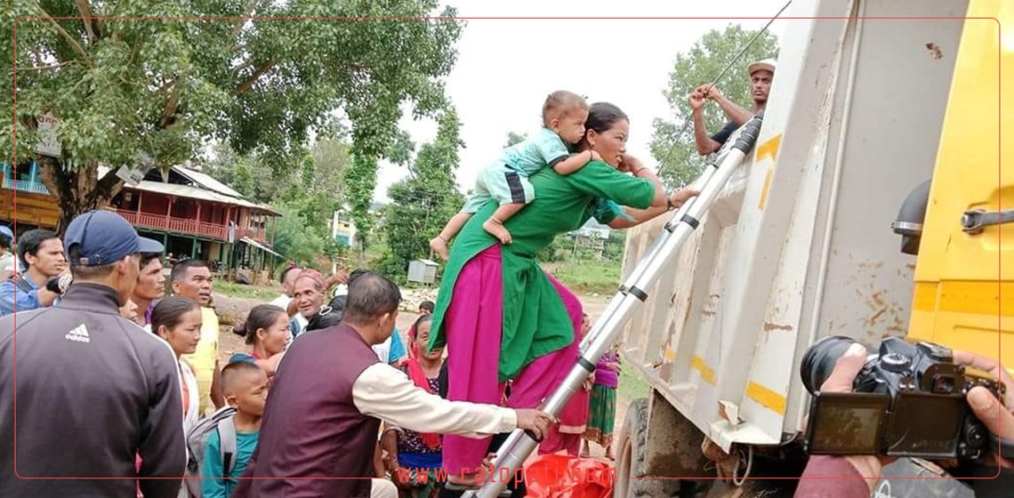 सुर्खेतका यातायात व्यवसायीको सिन्डिकेटविरुद्ध आफ्नै टिपरमा जनता बोक्दै चौकुने गाउँपालिका