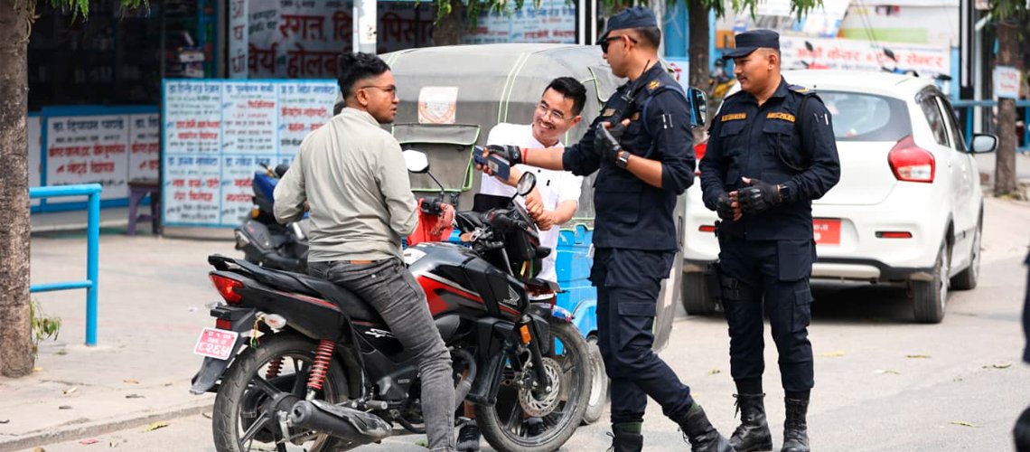   तस्बिरमा हेर्नुहाेस् झापा–५ मा प्रहरीको सक्रियता