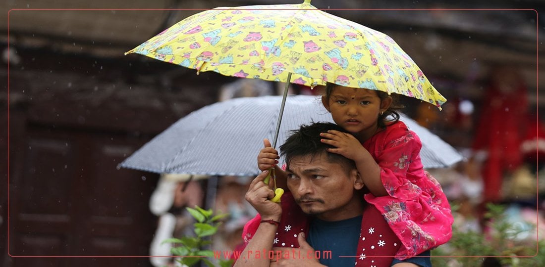 बर्खे झरीमा सबैका लागि छाता नै प्यारो (तस्बिरहरू)