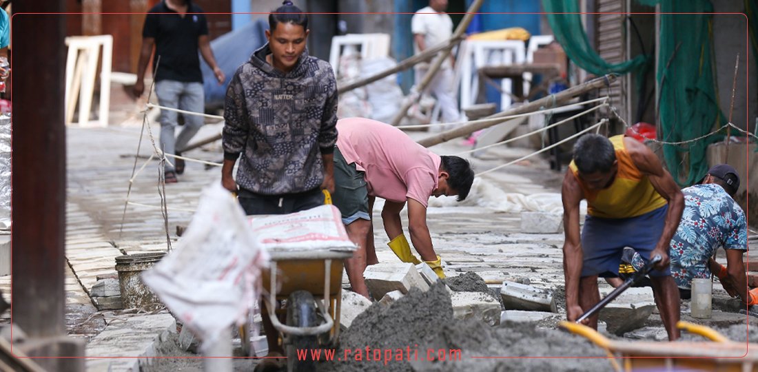 इन्द्रजात्रा नजिकिएसँगै काठमाडौँमा सडकका खाल्डा पुर्ने काम तीव्र (तस्बिरहरू)