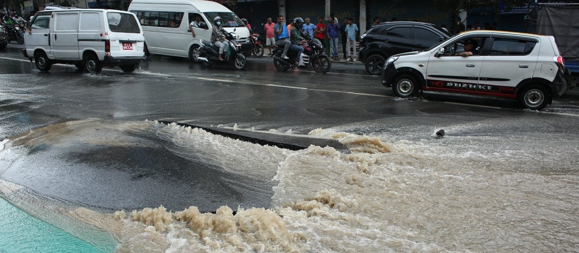 ललितपुरको कुपण्डोलमा भासियो सडक (तस्बिरहरू)