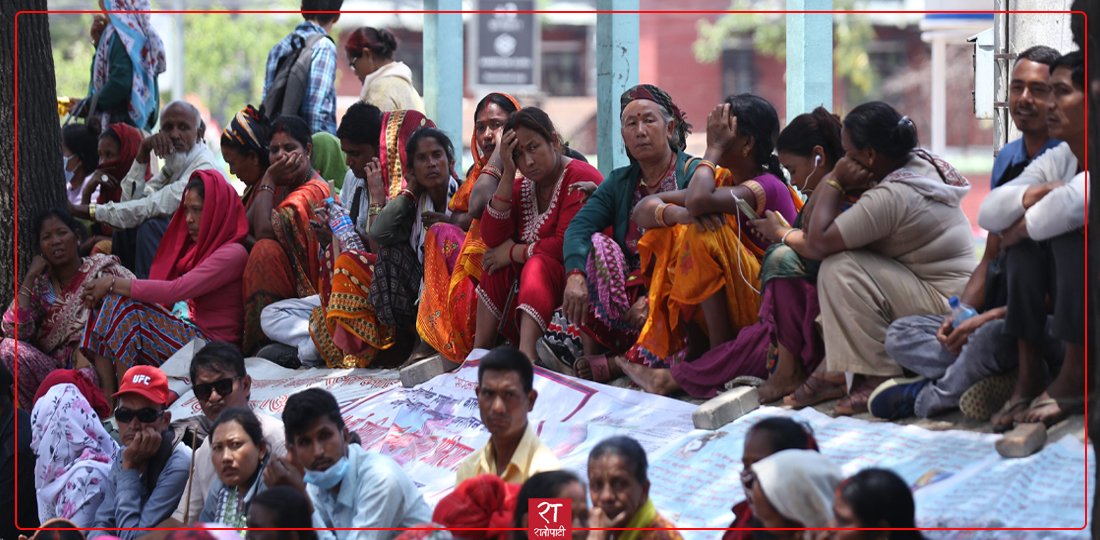 माइतीघरमा लघुवित्त पीडितहरूको प्रदर्शन (तस्बिरहरू)