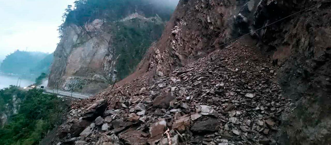   खुल्न सकेन मुग्लिन–नारायणगढ सडक, आजका लागि पहिरो हटाउने काम स्थगित