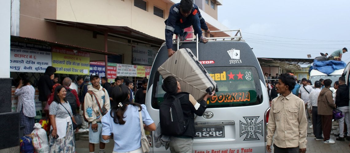 बडादसैँको आगमनसँगै नयाँ बसपार्कमा घर फर्किनेहरुको चहलपहल (तस्बिरहरू)