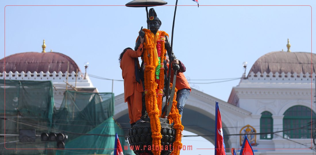 पृथ्वीनारायणको सालिकमा १०८ फिट लामो माला (तस्बिरहरू)