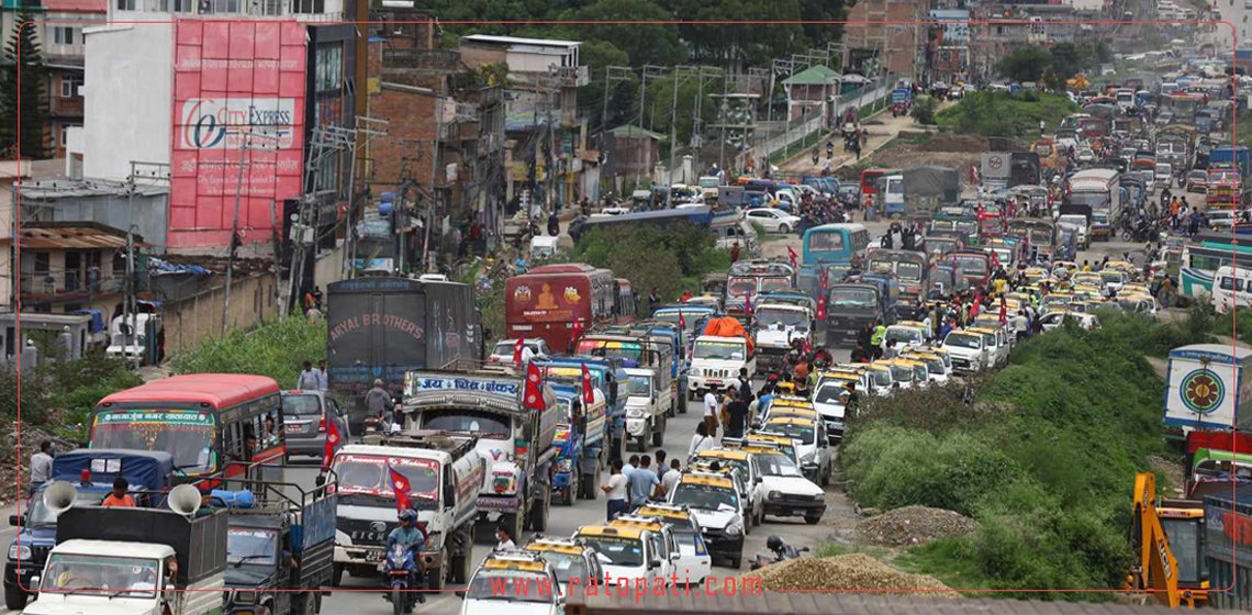 चक्रपथमा ढुवानीसम्वद्ध यातायात व्यवसायीको आन्दोलन (तस्बिरहरु)