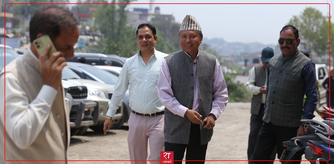 पूर्णबहादुर खड्काले बोलाएको छलफलमा सहभागी हुन कांग्रेस नेताहरू बैठकस्थल पुग्दै (तस्बिरहरु)