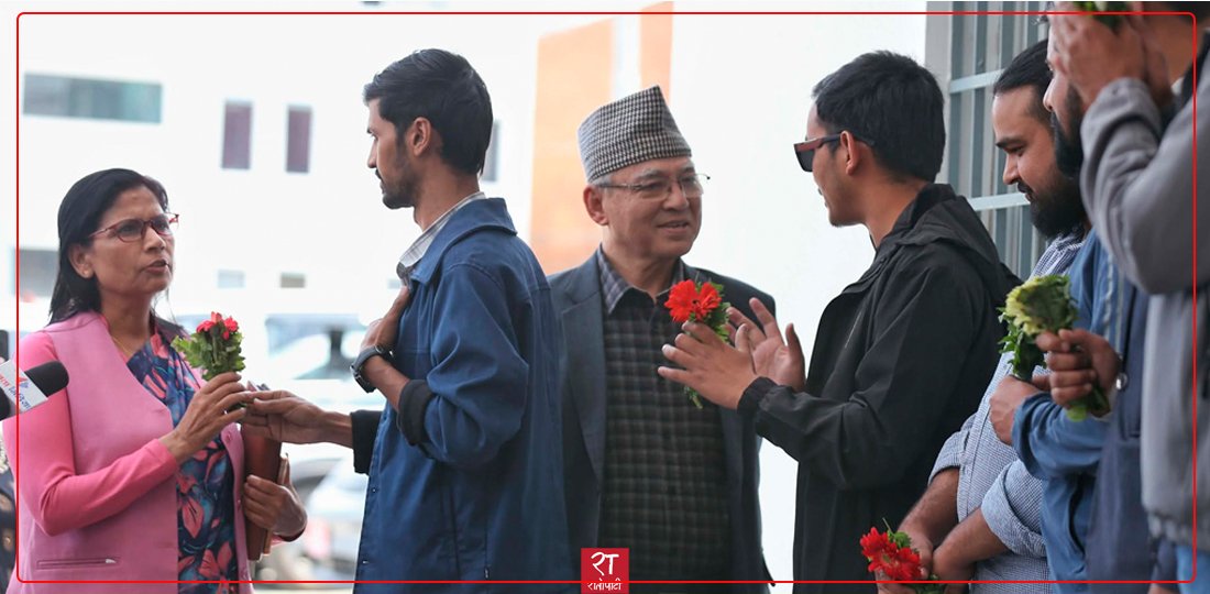 एमालेका बुढा नेताहरूलाई युवाले दिए फूल, नेतृत्व फेर्न आग्रह (फोटोफिचर)