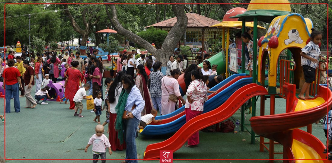 Crowd Gathers at Shankhadhar Garden (Ratnapark) on Public Holiday
