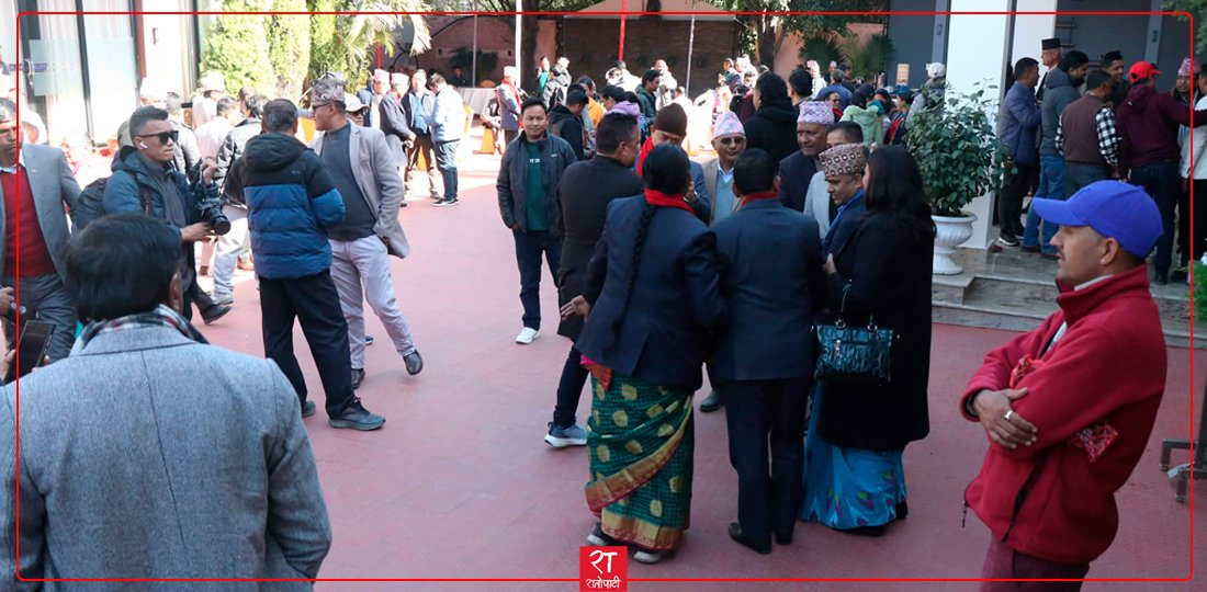   बैठकमा सहभागी हुन पुगे एमालेका नवनिर्वाचित केन्द्रीय सदस्य (तस्बिरहरू)