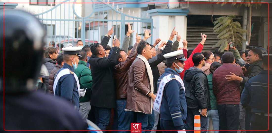 कांग्रेसको नाराबाजी र प्रदर्शनले कान्तिपथ क्षेत्र अस्तव्यस्त (तस्बिरहरू)