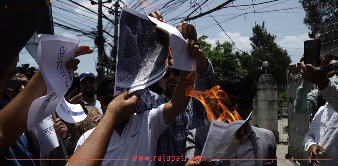 भारतीय दूतावास अगाडि राप्रपाका युवाले अखण्ड भारतको नक्सा जलाए ( तस्बिरहरु)