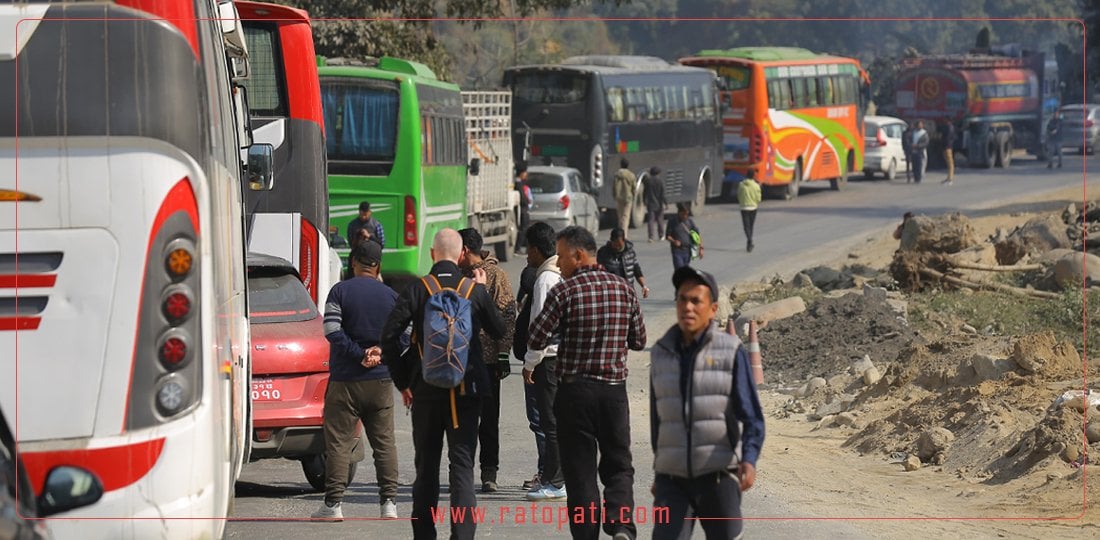 मुग्लिन–नौबिसे सडक खण्ड जाम, यात्रुलाई सास्ती (तस्बिरहरू)