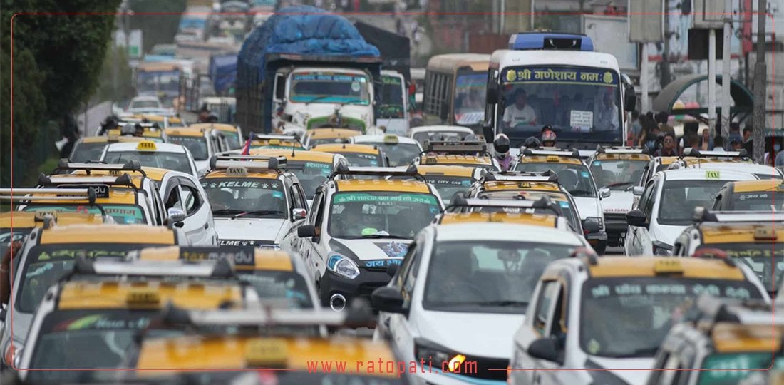 दुर्गा प्रसाईंको नेतृत्वमा ट्याक्सीसहित चालकको प्रदर्शन, तस्बिरहरू