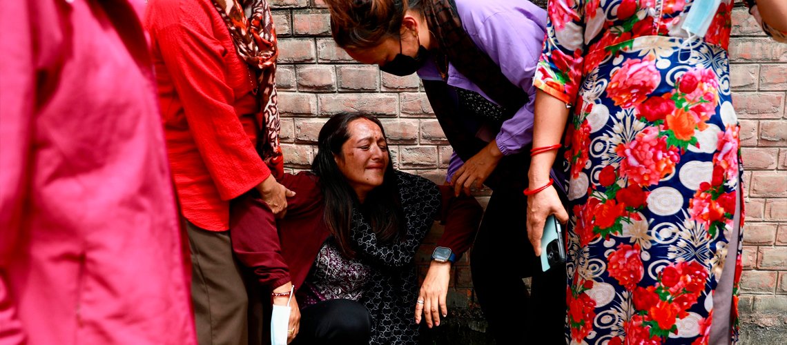   टिचिङ हस्पिटलमा मृतक जेनजीका आफन्तको बिलौना (तस्बिरहरु)