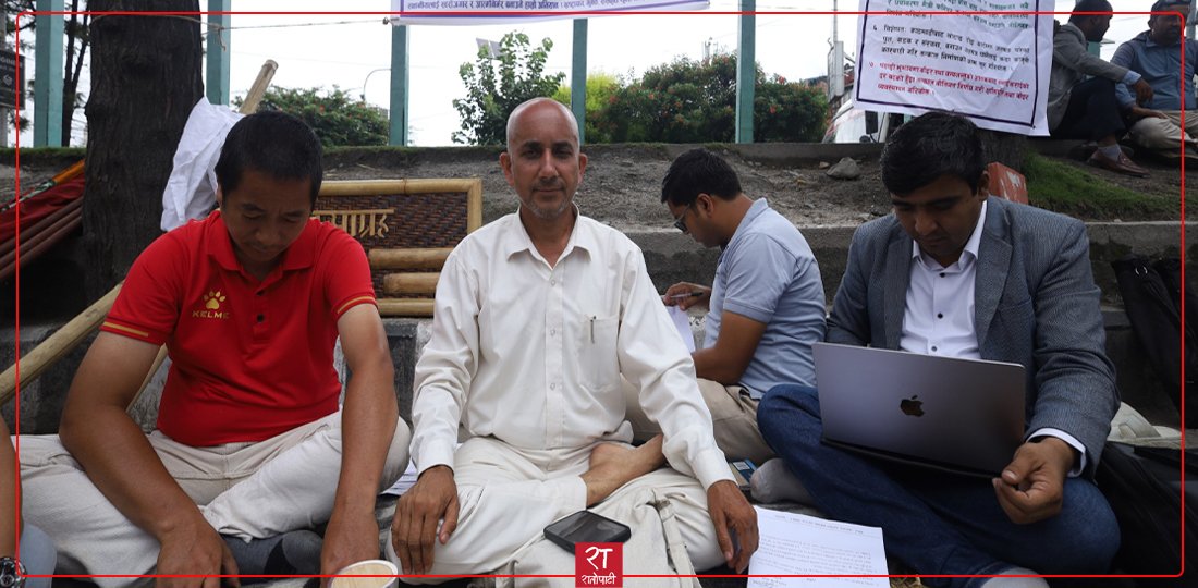 संघीय ऐन संशोधनको माग गर्दै मेयर भट्टराईले सुरु गरे आमरण अनसन (तस्बिरहरू)
