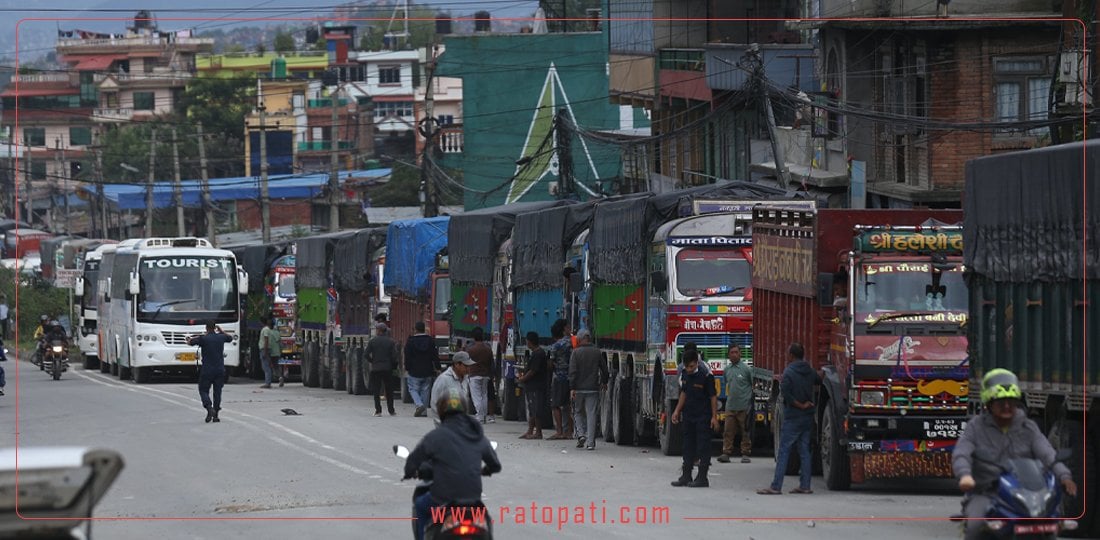 काठमाडौँ भित्रिने र बाहिरिने सवारी साधन बिच बाटोमै रोकिए (तस्बिरहरू)