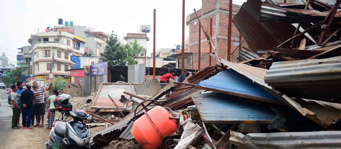 एमाले कार्यालय अगाडिका अवैध संरचनामा काठमाडौँ महानगरले चलायो डोजर (तस्बिरहरू)