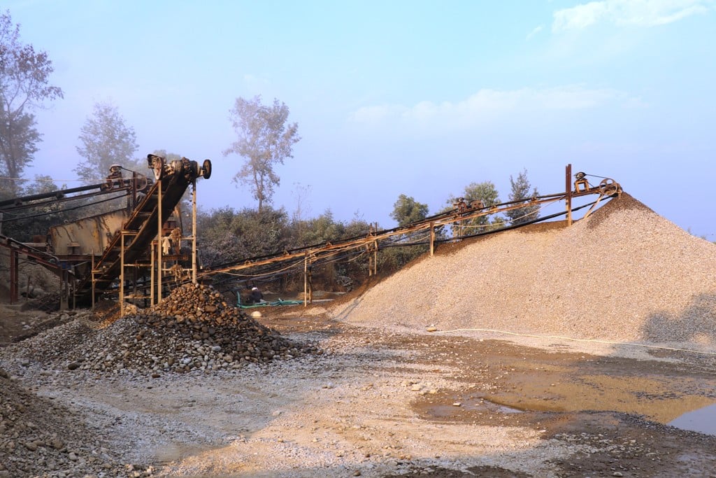 क्रसर उद्योगमा रास, मालढुङ्गा–बेनी सडकलाई निर्माण सामग्री अभाव