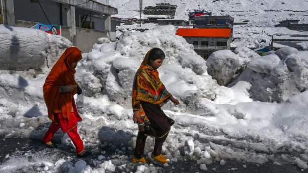 हिमपात र भारी वर्षाले पाकिस्तानमा ३५ जनाको मृत्यु