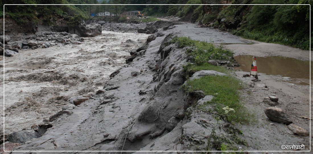 रसुवाको स्याफ्रुबेसी टिमुरे सडक पूर्णरूपमा अवरूद्ध, तस्बिरहरू