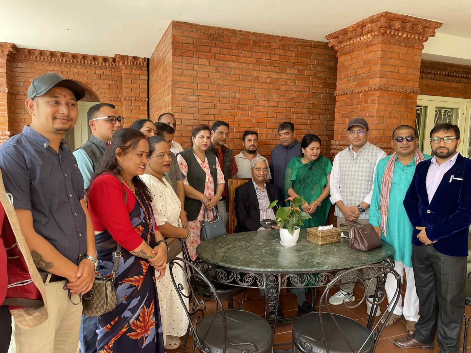   बागमती सरकार समावेशी बनाउन माग गर्दै देउवा निवासमा डेलिगेसन
