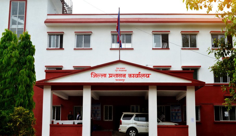   मकवानपुरका यी सडकमा रातिको समयमा सवारी साधनलाई रोक