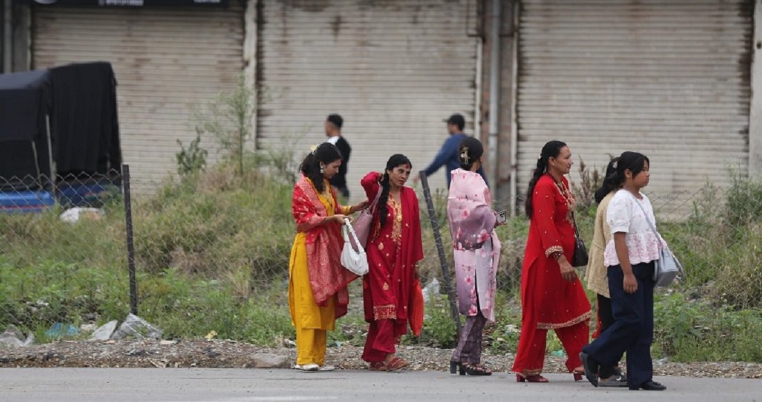   काठमाडौँका सडकमा टीका लगाउन हिँड्नेहरूको चहलपहल, तस्बिरहरू