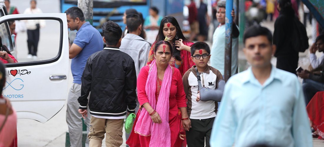   काठमाडौँका सडकमा टीका लगाउन हिँड्नेहरूको चहलपहल, तस्बिरहरू