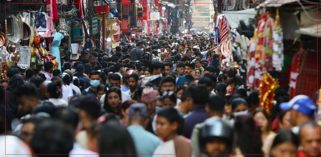 तस्बिरमा हेर्नुहाेस् दसैँका लागि किनमेल गर्नेहरूकाे घुइँचो