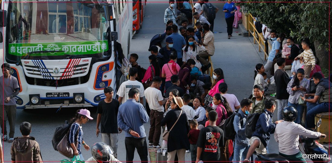 तस्बिरमा हेर्नुहोस् गाउँ फर्कनेहरूको भिड