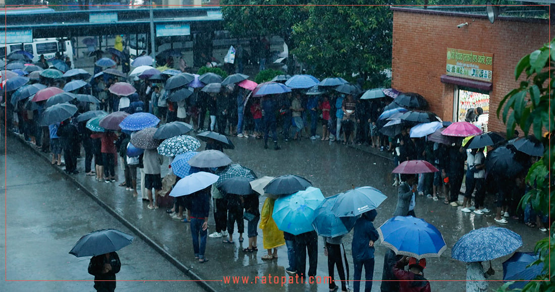 दसैँको अग्रिम टिकट बुकिङ खुला, छाता ओढेर टिकट काट्दै यात्रु