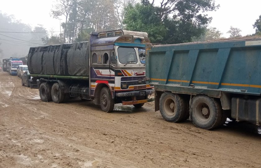 सडक चिप्लो हुँदा दाउन्नेमा सवारी चलाउन कठिन