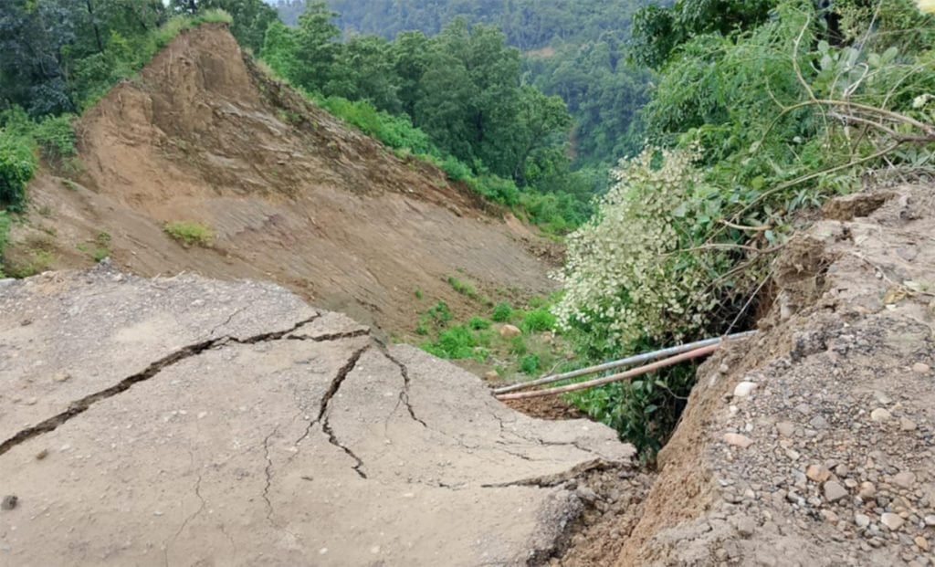 दाउन्नेमा राति खुलेको राजमार्गमा फेरि पहिरो, नयाँ ट्र्याक खन्न थालियो