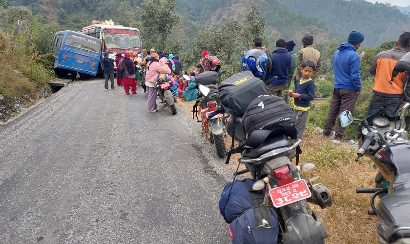 दार्चुलामा यात्रु वाहक दुई बस एक–आपसमा ठोक्किए