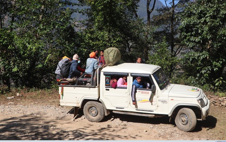 दुर्गम गाउँका नागरिकको पीडा : जोखिम मोलेर यात्रा गर्नुपर्ने बाध्यता
