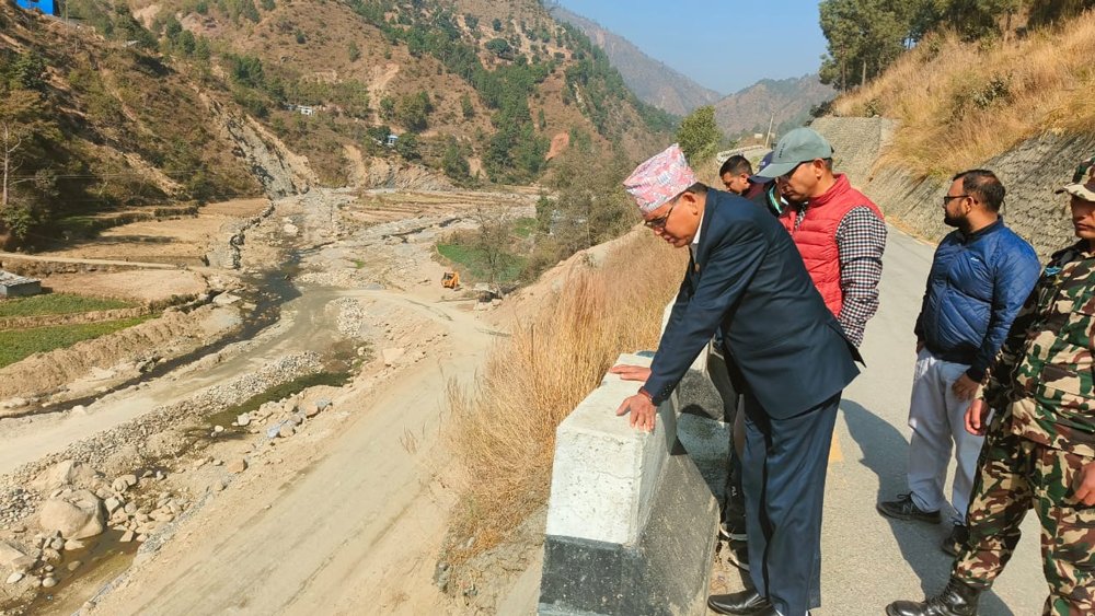 वर्षायाममा यातायात अवरुद्ध हुन नदिने गरी बीपी राजमार्गको काम सुरु गर्न मन्त्री दाहालको निर्देशन