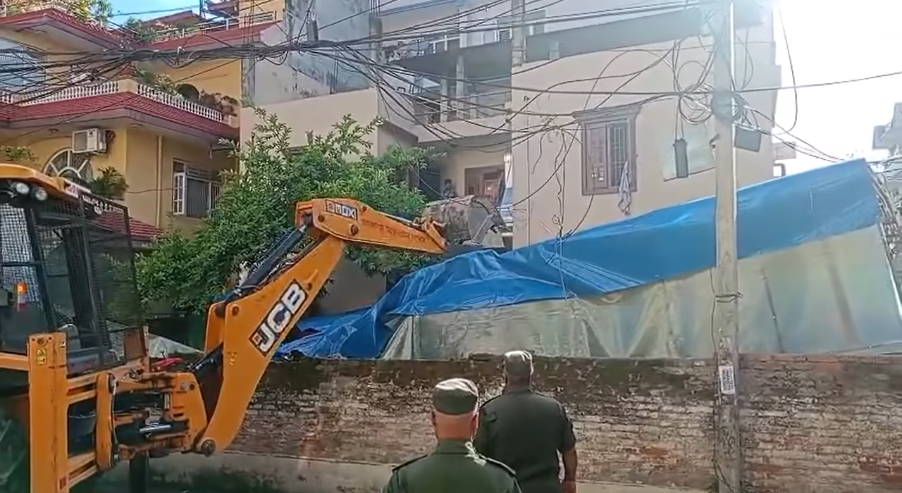   झगडाका साथै गैरकानुनी कार्य हुने बुद्धनगरको ‘कडक चिया क्याफे’मा महानगरको डोजर