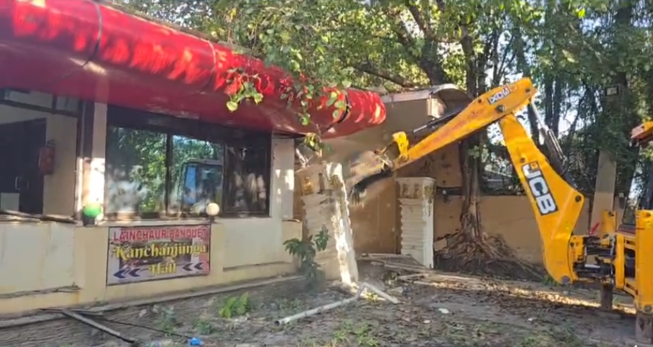   स्काउटको जग्गामा पूर्वमन्त्री खड्काले बनाएको संरचनामा महानगरले चलायो डोजर
