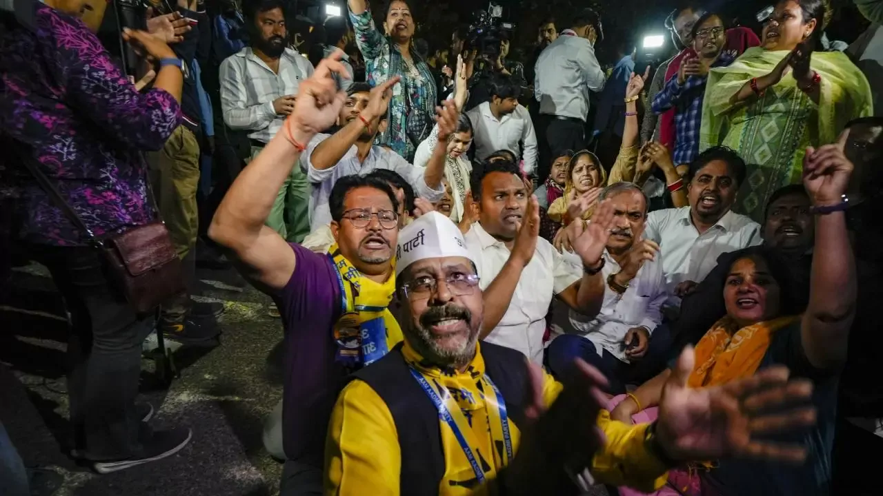 केजरीवाल पक्राउ परेपछि तात्यो दिल्लीको राजनीतिक माहोल, आपका कार्यकर्ता सडकमा