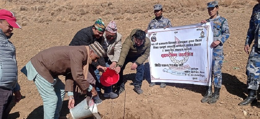 प्रजातन्त्र दिवसका अवसरमा डुठेचौरमा वृक्षरोपण