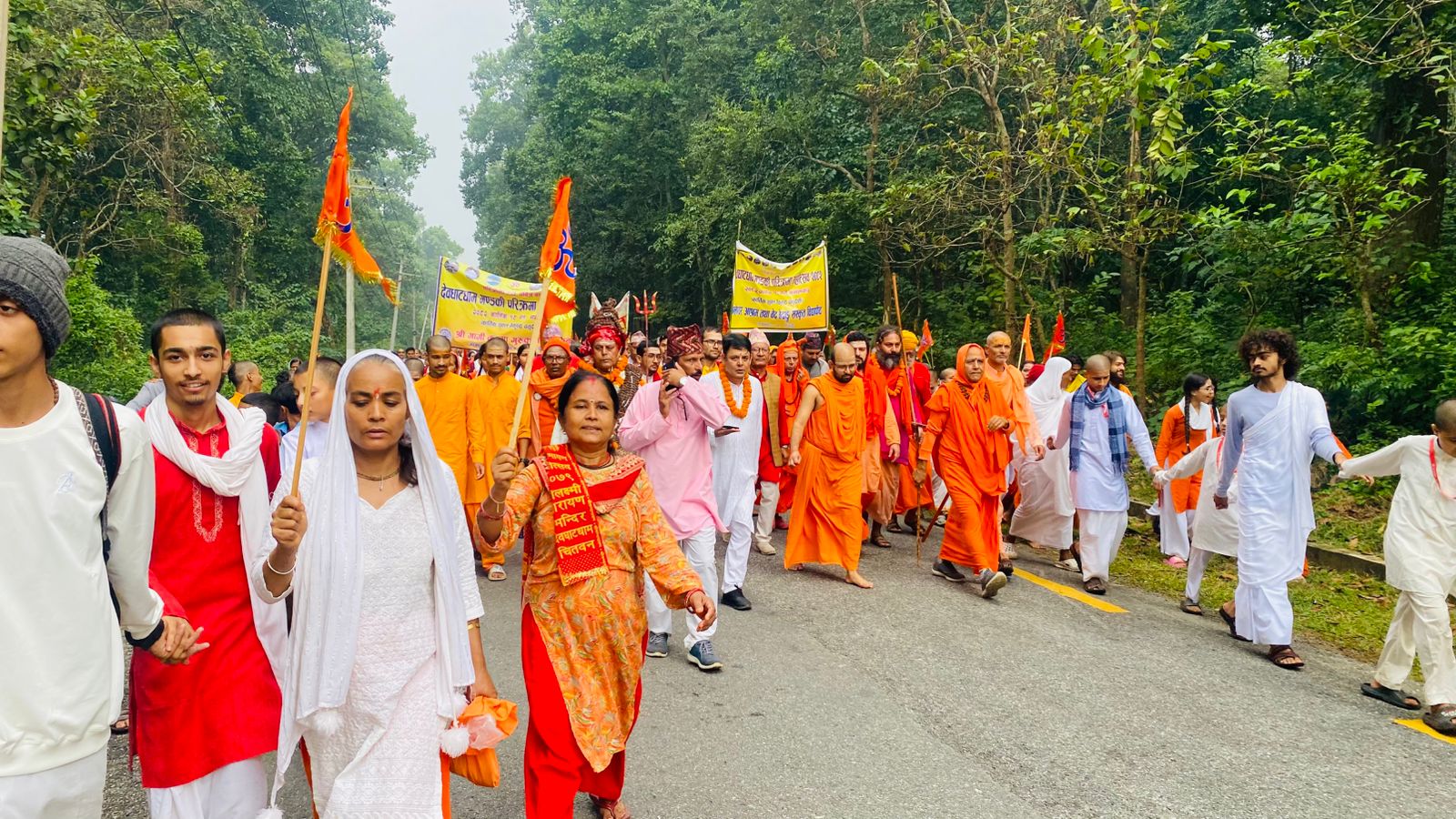   देवघाटधाम गण्डकी परिक्रमा महोत्सव सुरु: २७.५ किमी पैदल यात्रामा तीन हजारको सहभागिता