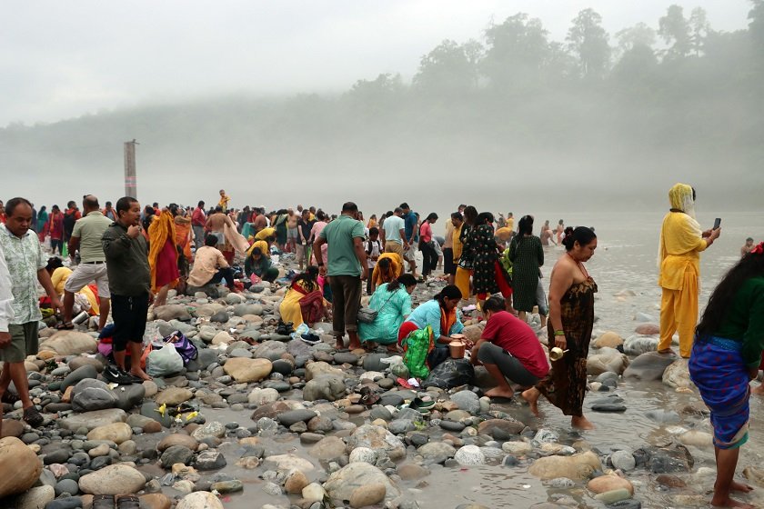 देवघाट धाममा स्नान गर्नेको भीड